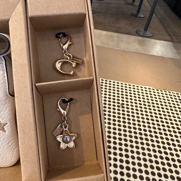 NWT! Coach CX174 Boxed Corner Zip Wristlet Gift Set With Star Print And Charms - Picture 3 of 9